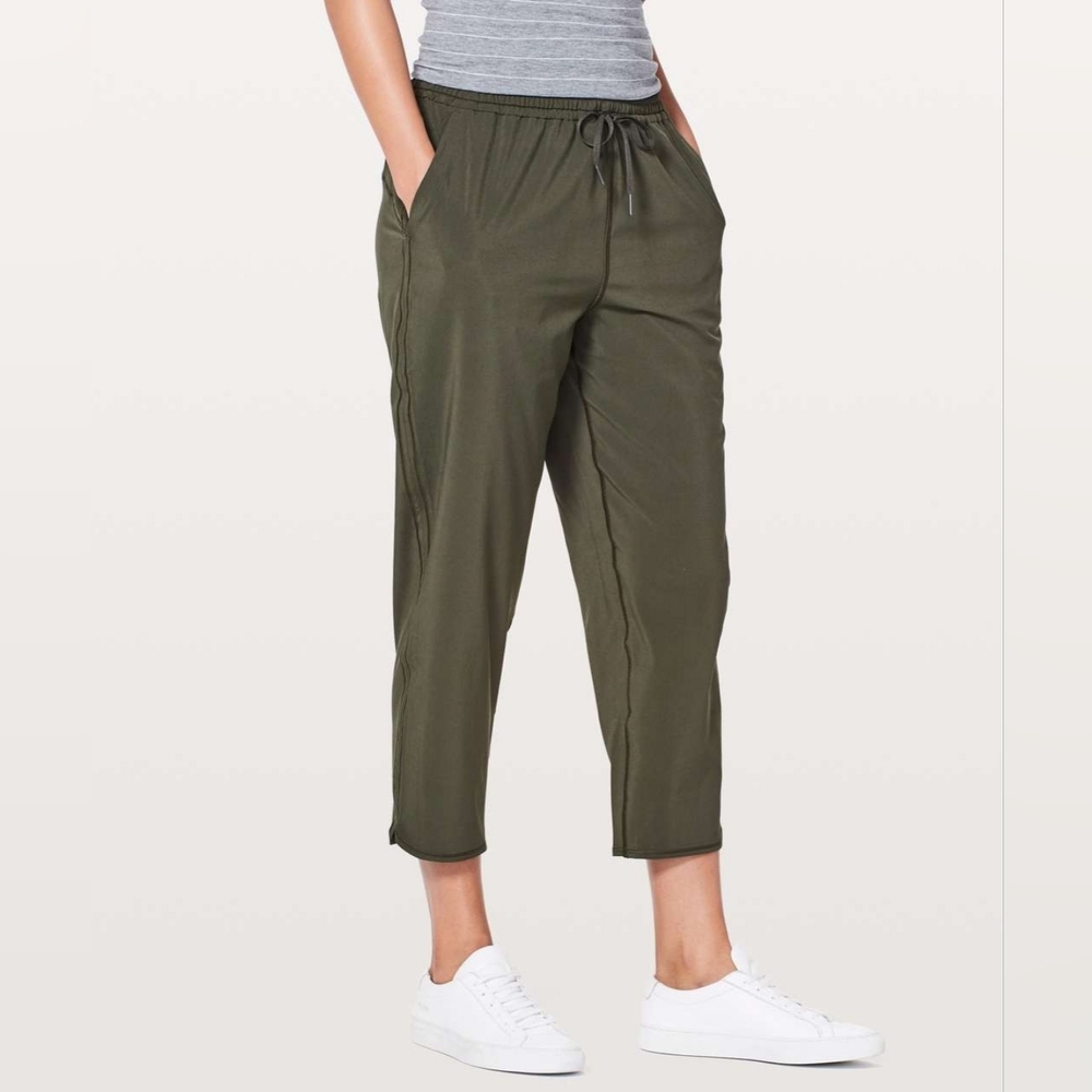 Lululemon Keep It Classic Crop 23" Dark Olive sz 8 Swift Pants Pockets EUC
